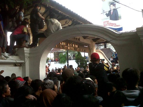 Yogyakartans await Prince Yuda outside of the Knights' Ward. Photo published by Bakpia Pia Djogdja on Lockerz.